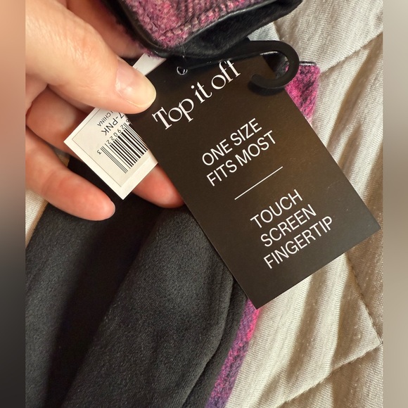 BNWT fall/winter woman’s gloves. Touch screen fingertips! Pink and Black colors - Picture 3 of 3